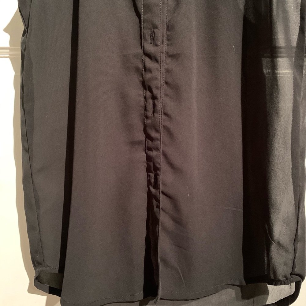 ✨fun & flirt black sleeveless button up blouse w lace✨ - Picture 3 of 4